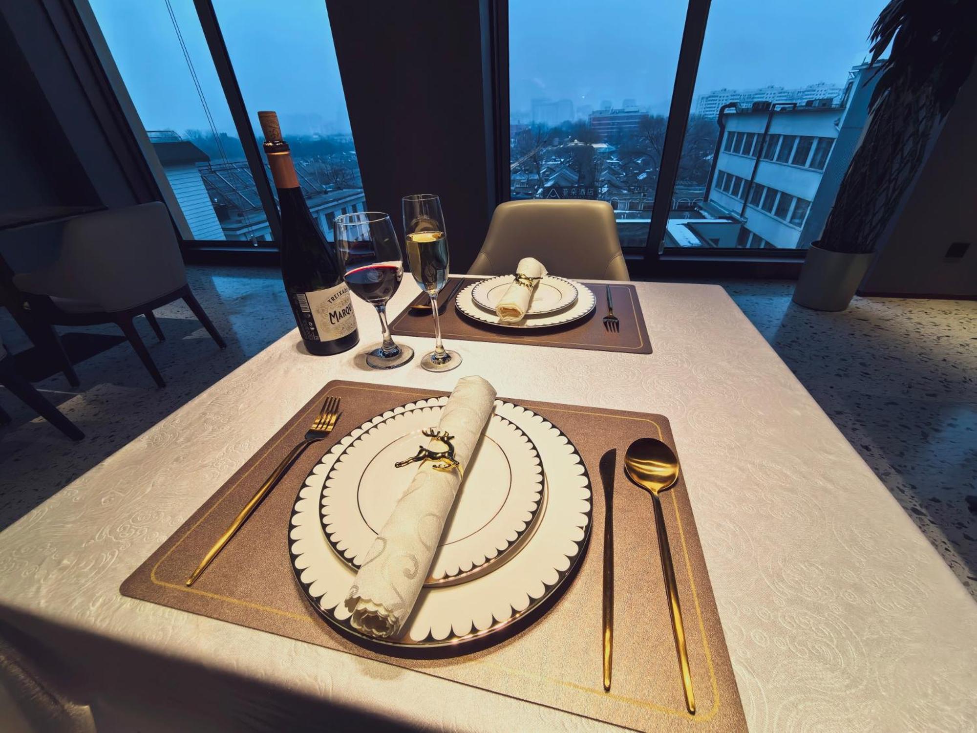 Purple Horse Hotel &Beijing Hutong Designer Boutique Garden Hotel&French Window&Close To The Forbidden City&Tian'Anmen&Wangfujing&Nanluogu Lane&Lama Temple&360-Degree Viewing Terrace Bar&Roof Swimming Pool&Private Bathtub&Laundry&Gym&Family Suite Exterior photo