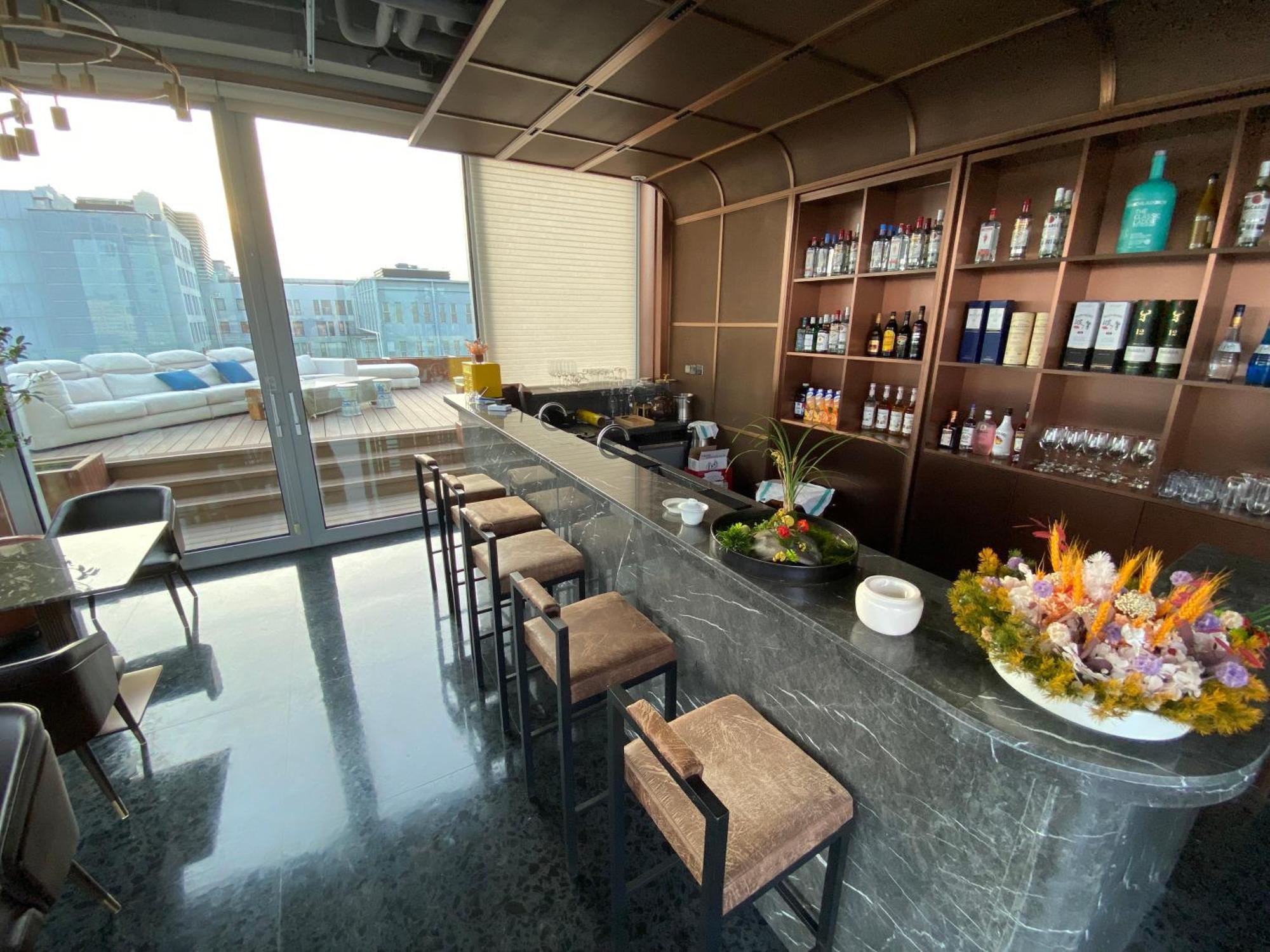 Purple Horse Hotel &Beijing Hutong Designer Boutique Garden Hotel&French Window&Close To The Forbidden City&Tian'Anmen&Wangfujing&Nanluogu Lane&Lama Temple&360-Degree Viewing Terrace Bar&Roof Swimming Pool&Private Bathtub&Laundry&Gym&Family Suite Exterior photo
