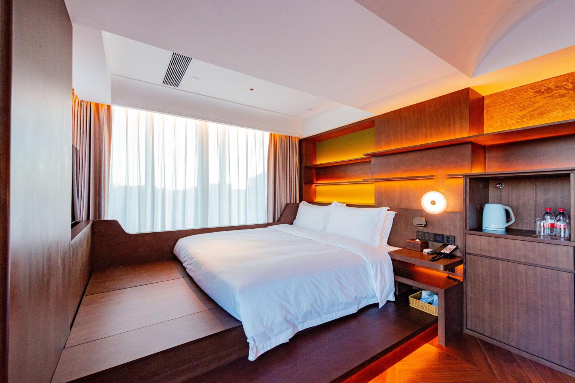 Purple Horse Hotel &Beijing Hutong Designer Boutique Garden Hotel&French Window&Close To The Forbidden City&Tian'Anmen&Wangfujing&Nanluogu Lane&Lama Temple&360-Degree Viewing Terrace Bar&Roof Swimming Pool&Private Bathtub&Laundry&Gym&Family Suite Exterior photo