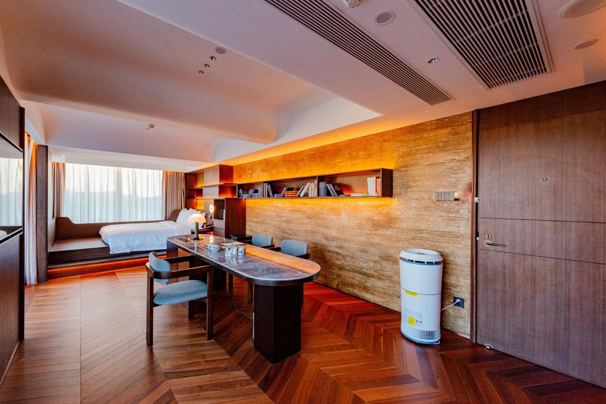 Purple Horse Hotel &Beijing Hutong Designer Boutique Garden Hotel&French Window&Close To The Forbidden City&Tian'Anmen&Wangfujing&Nanluogu Lane&Lama Temple&360-Degree Viewing Terrace Bar&Roof Swimming Pool&Private Bathtub&Laundry&Gym&Family Suite Exterior photo