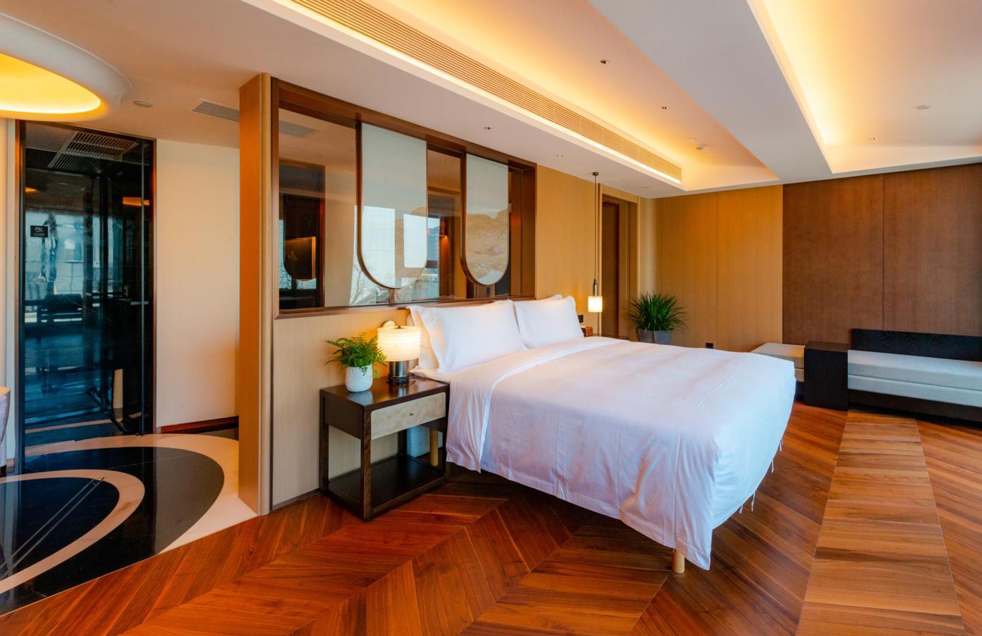 Purple Horse Hotel &Beijing Hutong Designer Boutique Garden Hotel&French Window&Close To The Forbidden City&Tian'Anmen&Wangfujing&Nanluogu Lane&Lama Temple&360-Degree Viewing Terrace Bar&Roof Swimming Pool&Private Bathtub&Laundry&Gym&Family Suite Exterior photo