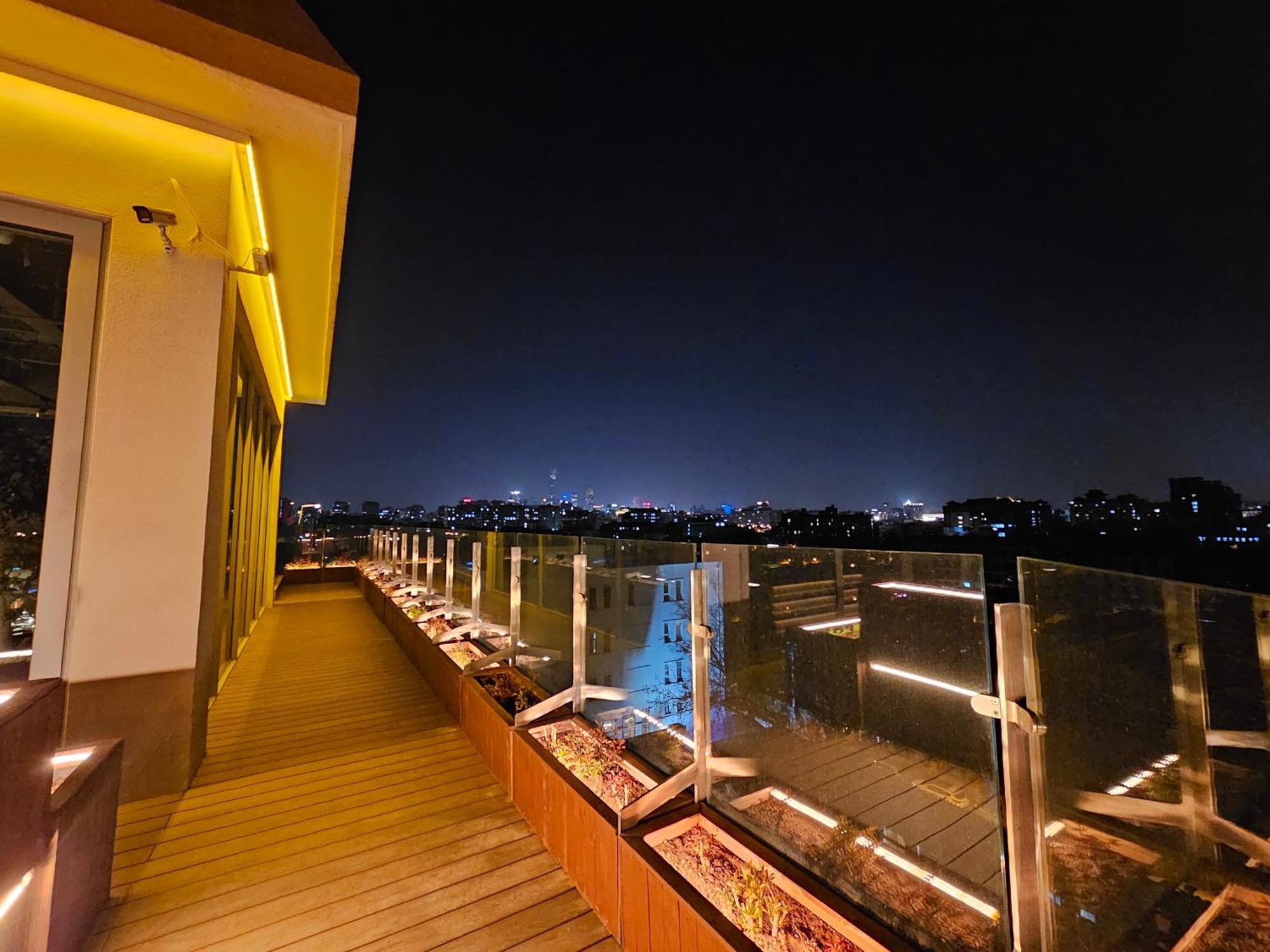 Purple Horse Hotel &Beijing Hutong Designer Boutique Garden Hotel&French Window&Close To The Forbidden City&Tian'Anmen&Wangfujing&Nanluogu Lane&Lama Temple&360-Degree Viewing Terrace Bar&Roof Swimming Pool&Private Bathtub&Laundry&Gym&Family Suite Exterior photo