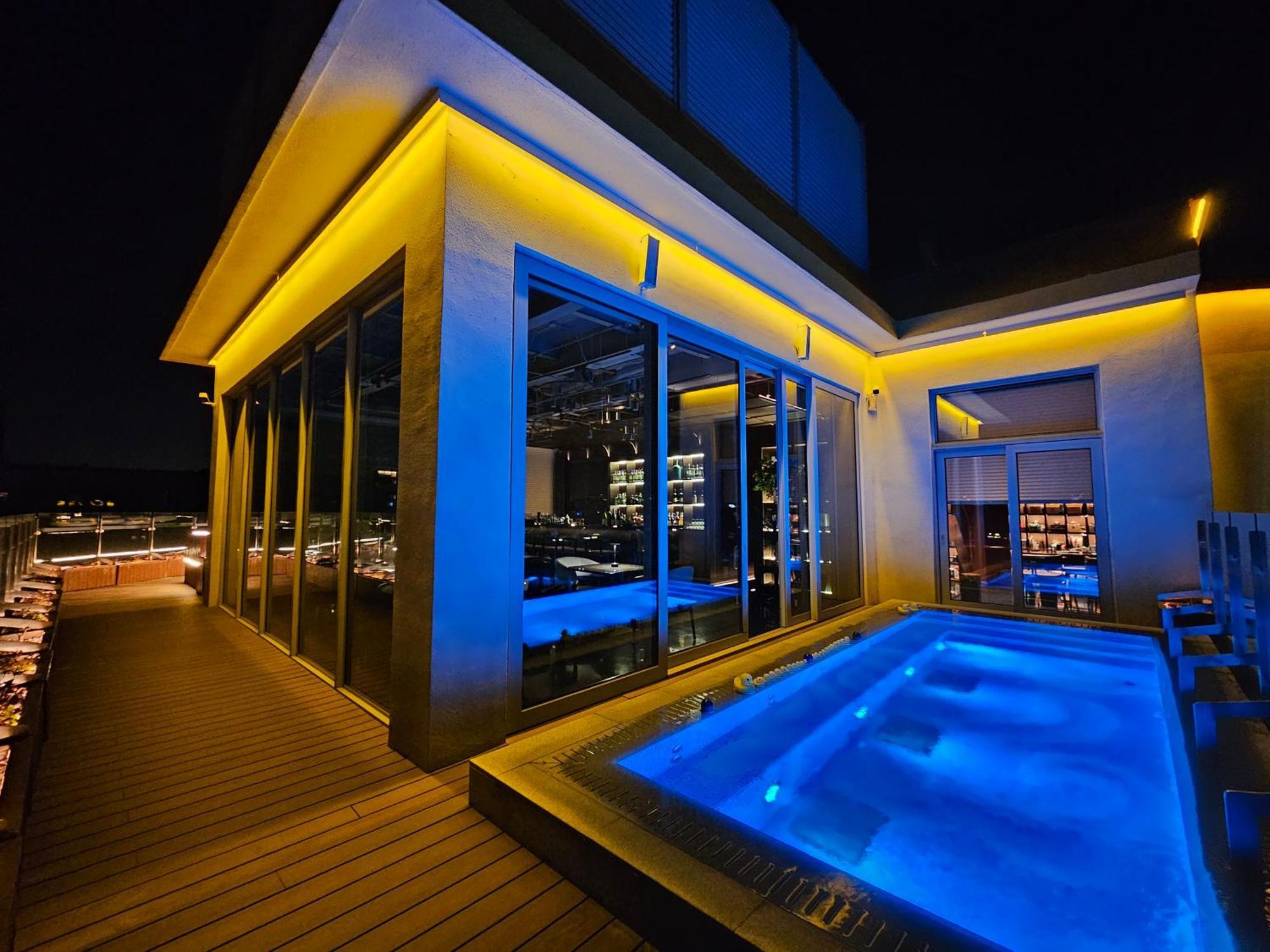 Purple Horse Hotel &Beijing Hutong Designer Boutique Garden Hotel&French Window&Close To The Forbidden City&Tian'Anmen&Wangfujing&Nanluogu Lane&Lama Temple&360-Degree Viewing Terrace Bar&Roof Swimming Pool&Private Bathtub&Laundry&Gym&Family Suite Exterior photo