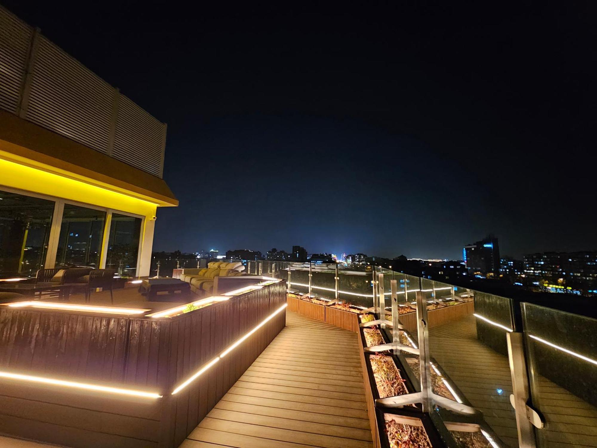 Purple Horse Hotel &Beijing Hutong Designer Boutique Garden Hotel&French Window&Close To The Forbidden City&Tian'Anmen&Wangfujing&Nanluogu Lane&Lama Temple&360-Degree Viewing Terrace Bar&Roof Swimming Pool&Private Bathtub&Laundry&Gym&Family Suite Exterior photo