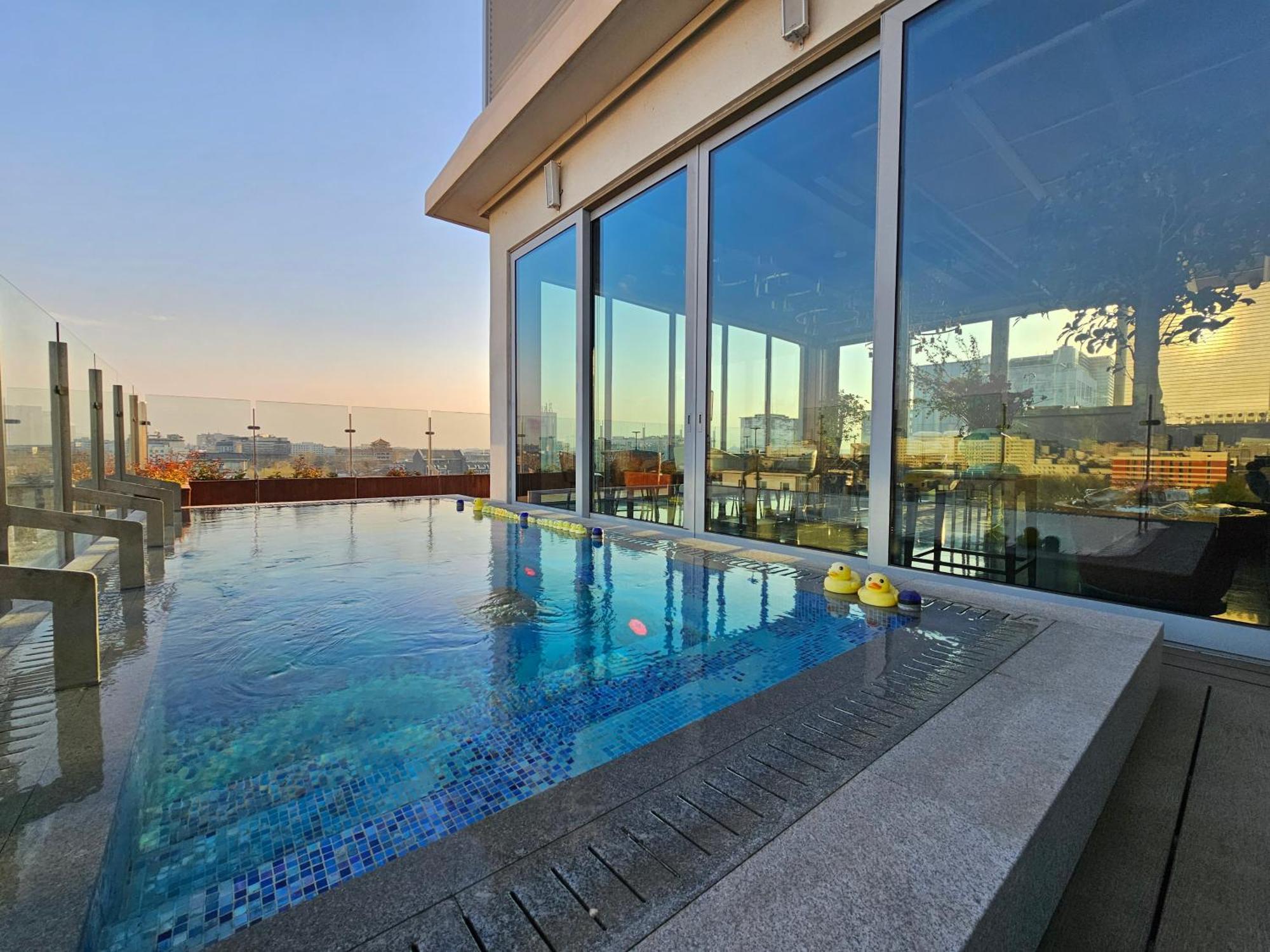 Purple Horse Hotel &Beijing Hutong Designer Boutique Garden Hotel&French Window&Close To The Forbidden City&Tian'Anmen&Wangfujing&Nanluogu Lane&Lama Temple&360-Degree Viewing Terrace Bar&Roof Swimming Pool&Private Bathtub&Laundry&Gym&Family Suite Exterior photo