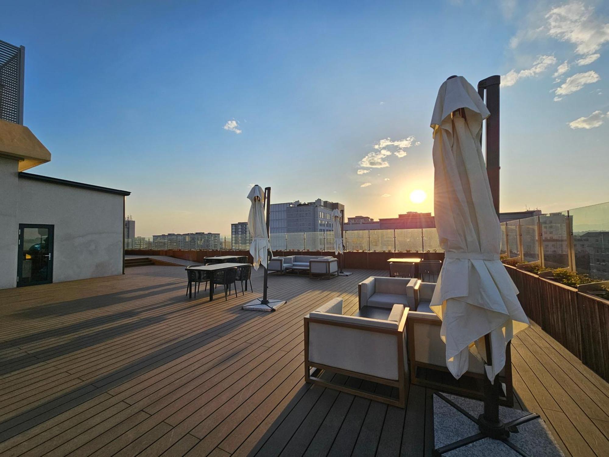 Purple Horse Hotel &Beijing Hutong Designer Boutique Garden Hotel&French Window&Close To The Forbidden City&Tian'Anmen&Wangfujing&Nanluogu Lane&Lama Temple&360-Degree Viewing Terrace Bar&Roof Swimming Pool&Private Bathtub&Laundry&Gym&Family Suite Exterior photo