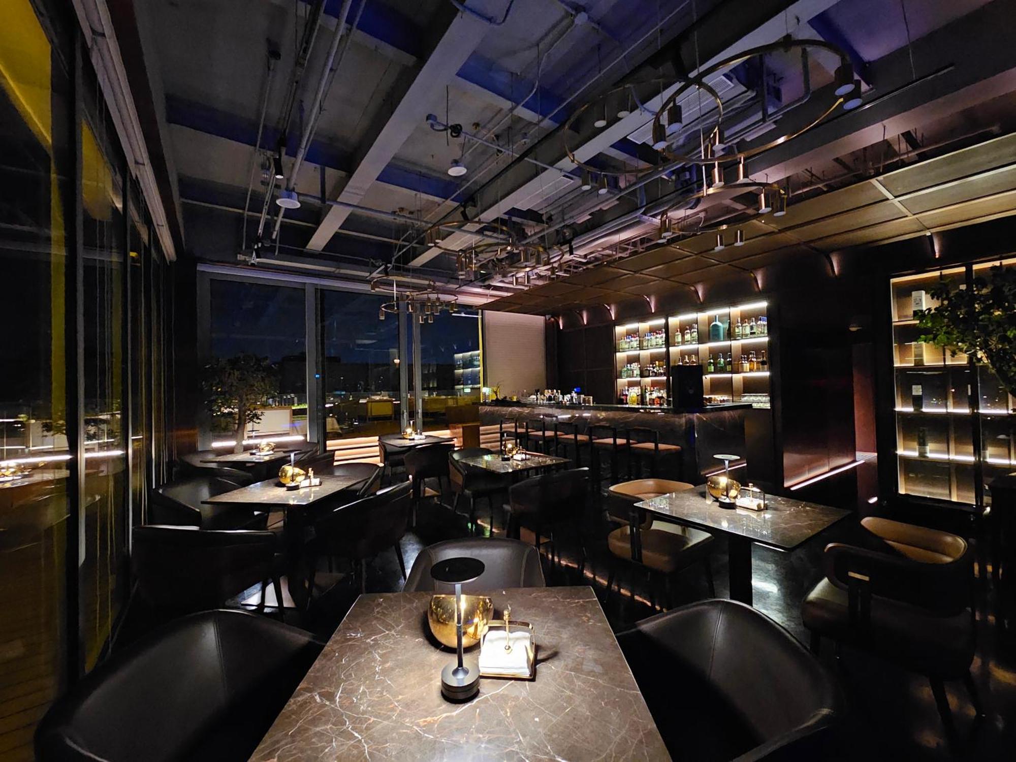 Purple Horse Hotel &Beijing Hutong Designer Boutique Garden Hotel&French Window&Close To The Forbidden City&Tian'Anmen&Wangfujing&Nanluogu Lane&Lama Temple&360-Degree Viewing Terrace Bar&Roof Swimming Pool&Private Bathtub&Laundry&Gym&Family Suite Exterior photo